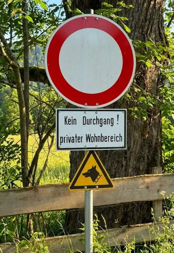 Übersicht: Verbotsschild am Weg zum Kloo-Hof